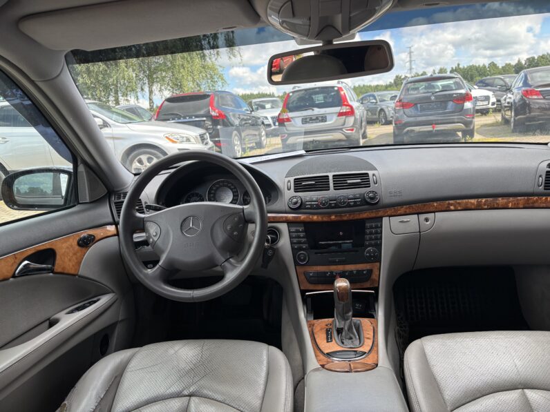 
								MERCEDEZ BENZ E220 pilns									