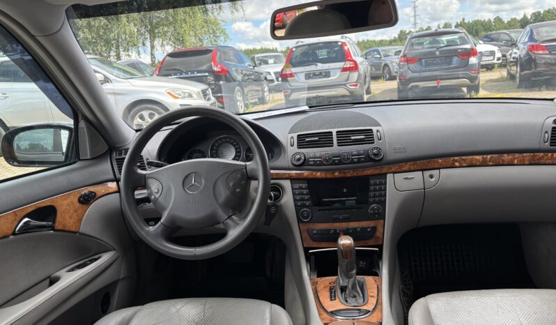 
								MERCEDEZ BENZ E220 pilns									