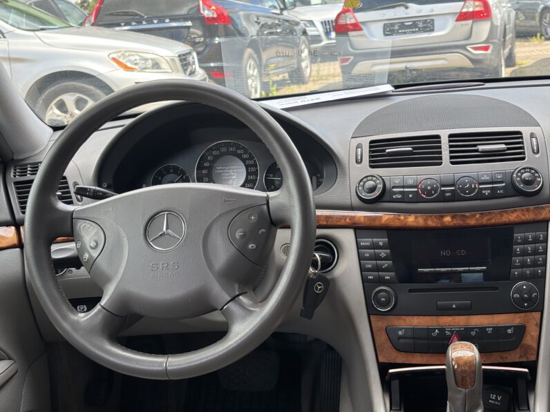 
								MERCEDEZ BENZ E220 pilns									