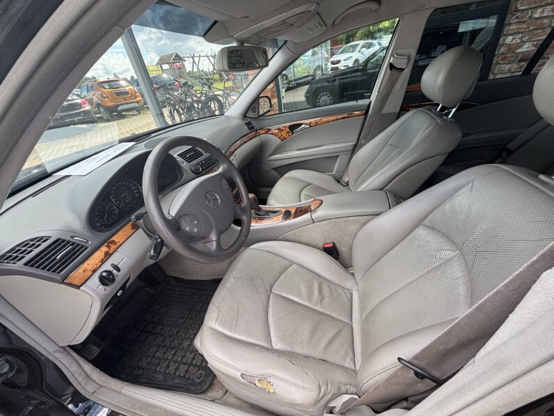 
								MERCEDEZ BENZ E220 pilns									