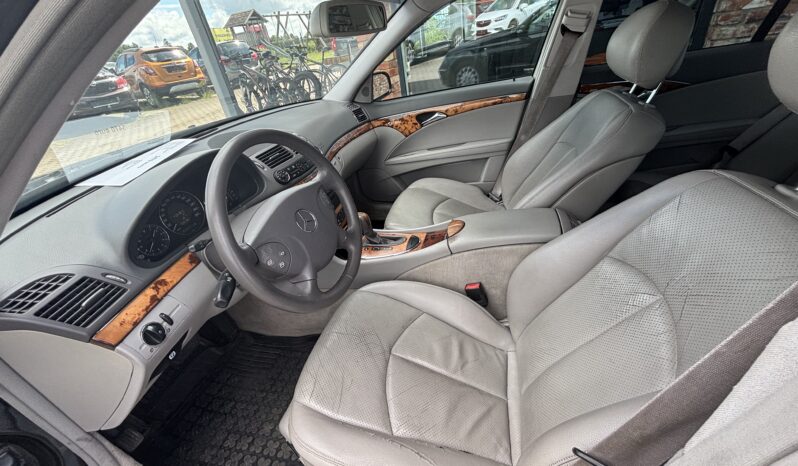 
								MERCEDEZ BENZ E220 pilns									