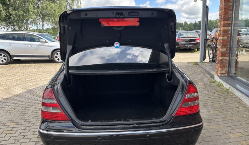 
								MERCEDEZ BENZ E220 pilns									