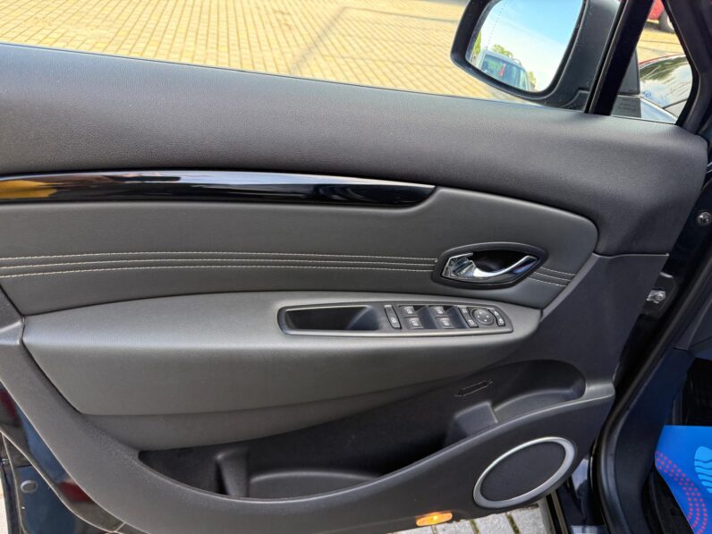 
								Renault Scenic Dynamique pilns									