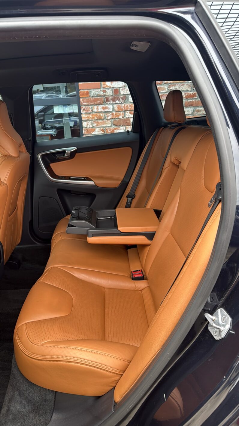 
								Volvo XC 60 pilns									