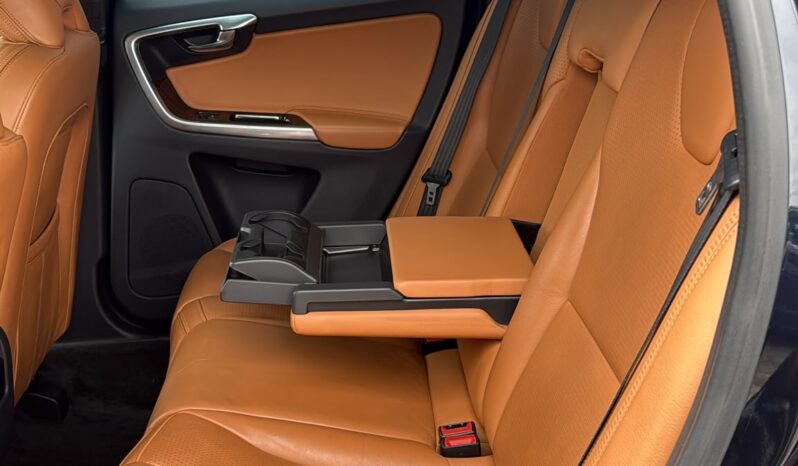 
								Volvo XC 60 pilns									