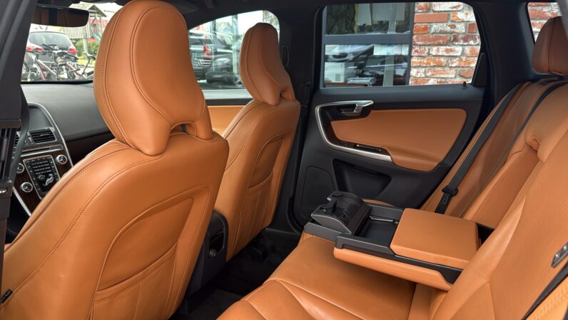 
								Volvo XC 60 pilns									