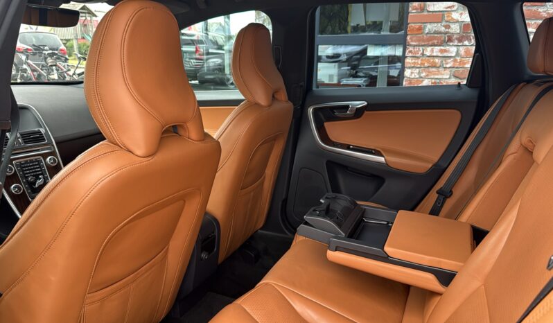 
								Volvo XC 60 pilns									
