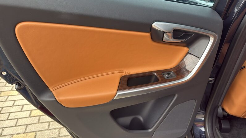 
								Volvo XC 60 pilns									