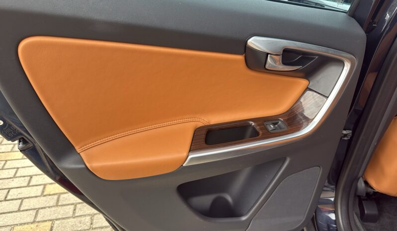
								Volvo XC 60 pilns									