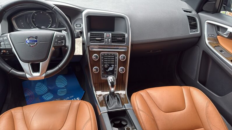 
								Volvo XC 60 pilns									