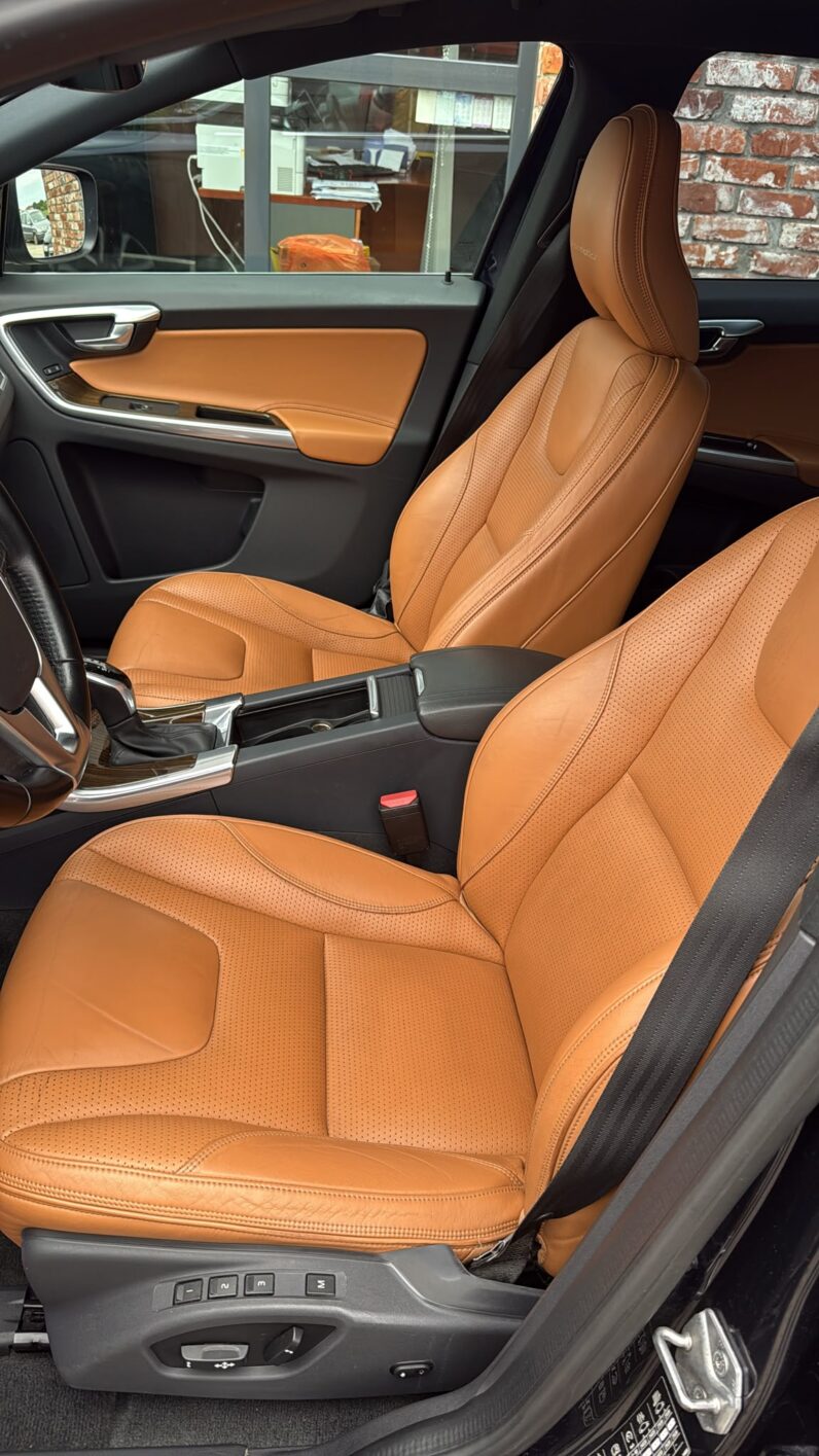 
								Volvo XC 60 pilns									