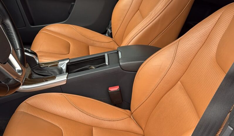
								Volvo XC 60 pilns									