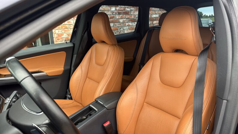 
								Volvo XC 60 pilns									