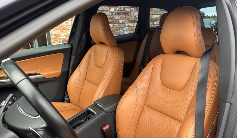 
								Volvo XC 60 pilns									