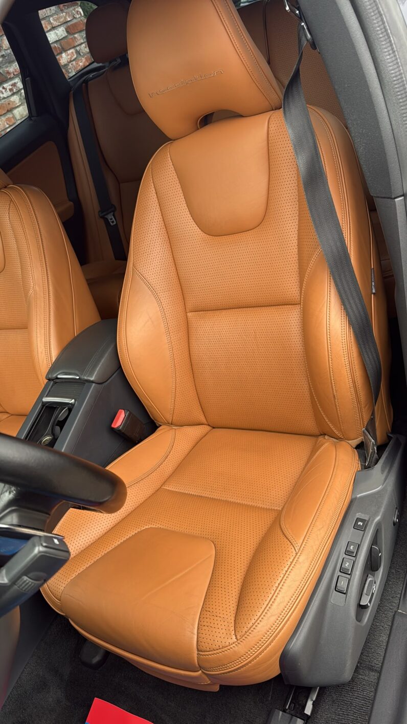 
								Volvo XC 60 pilns									