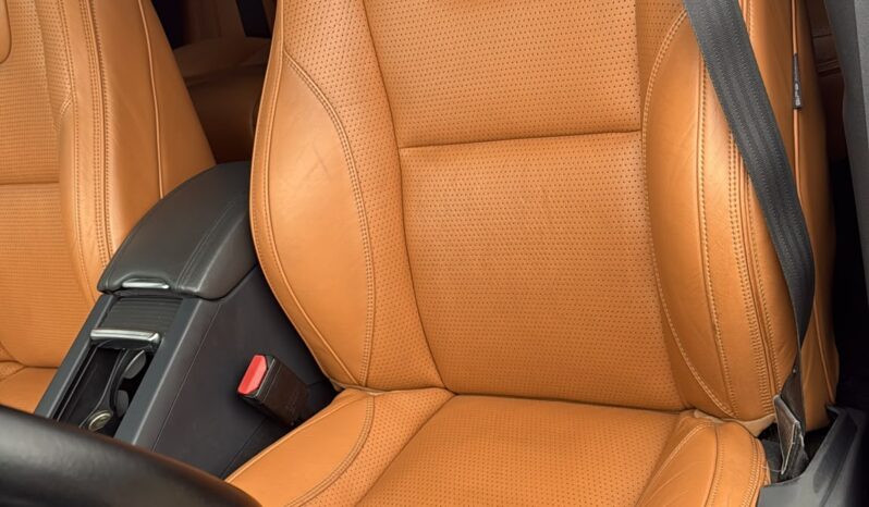 
								Volvo XC 60 pilns									