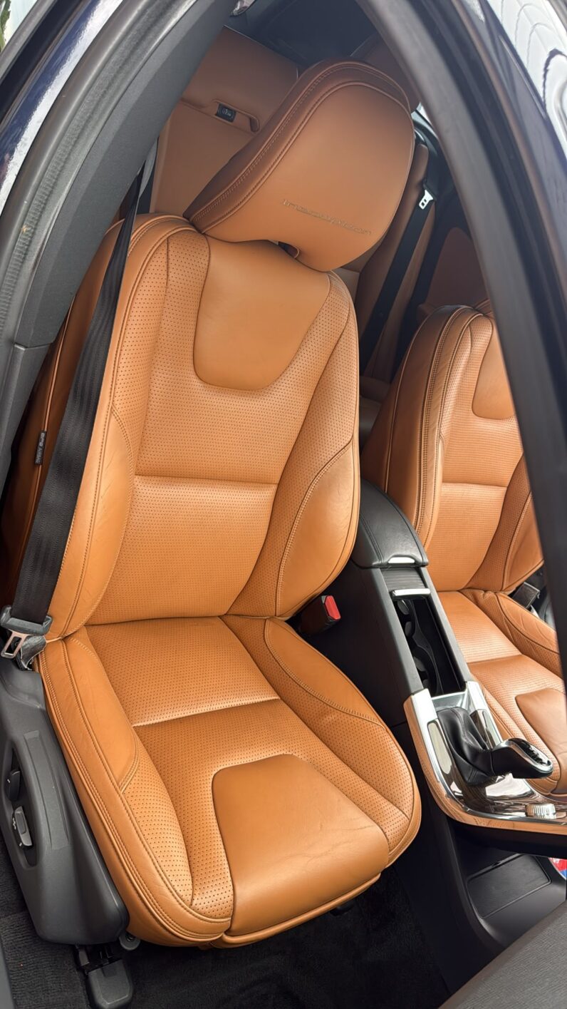 
								Volvo XC 60 pilns									