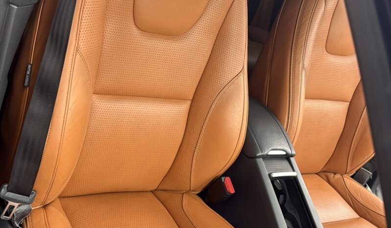 
								Volvo XC 60 pilns									