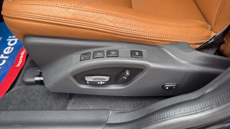 
								Volvo XC 60 pilns									