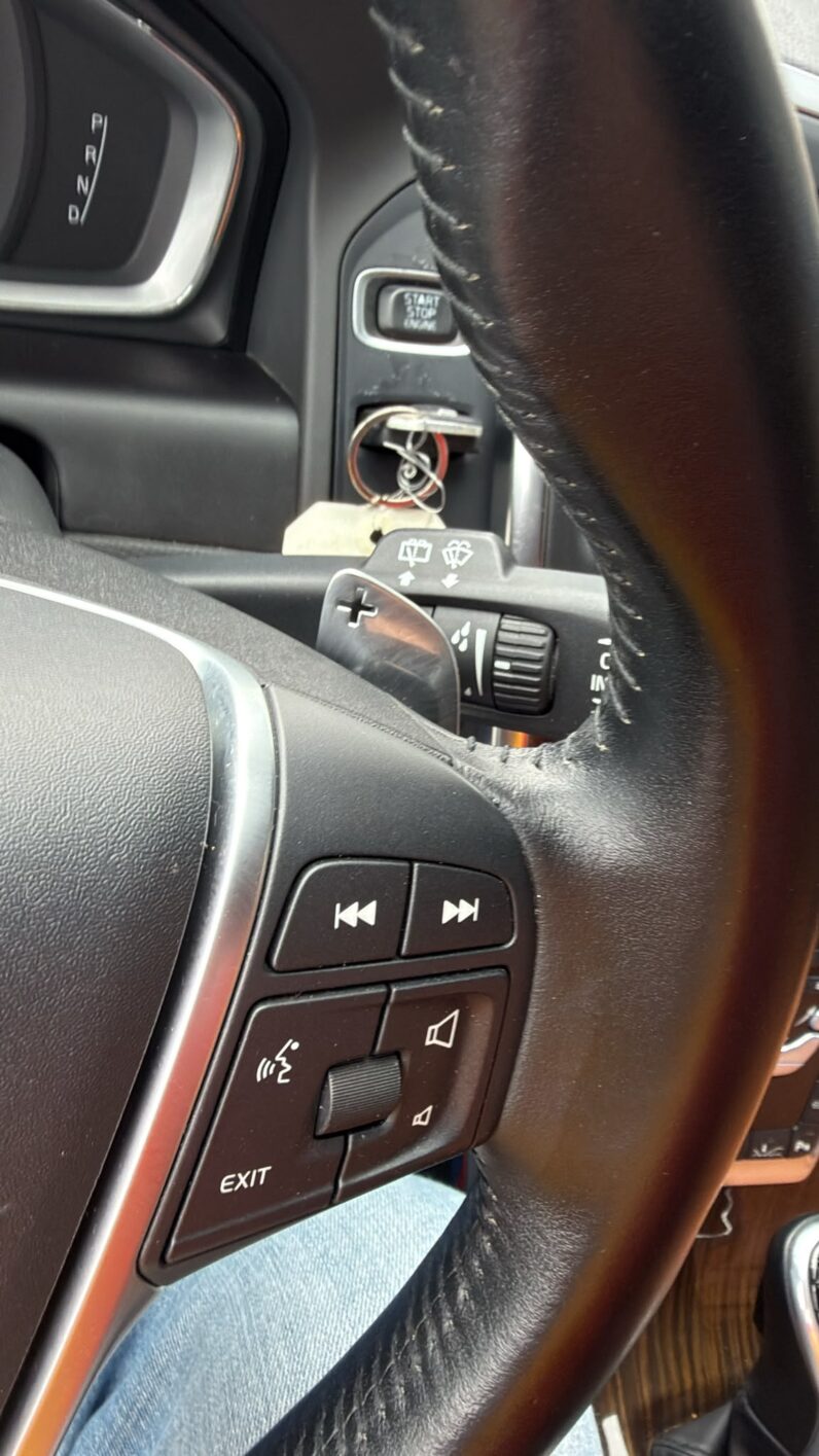
								Volvo XC 60 pilns									