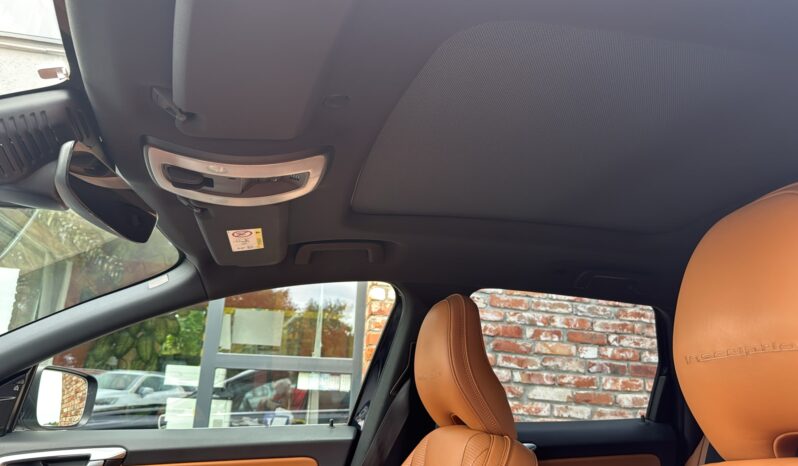 
								Volvo XC 60 pilns									