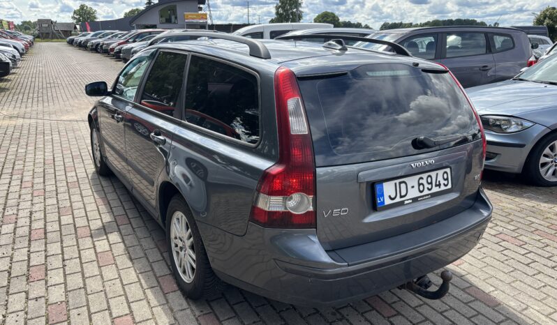 
								VOLVO V50 pilns									