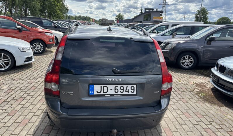 
								VOLVO V50 pilns									