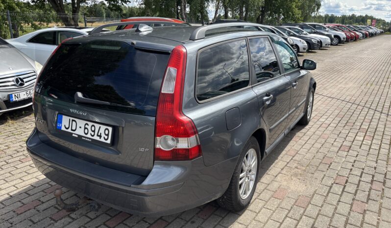 
								VOLVO V50 pilns									