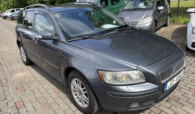 
								VOLVO V50 pilns									