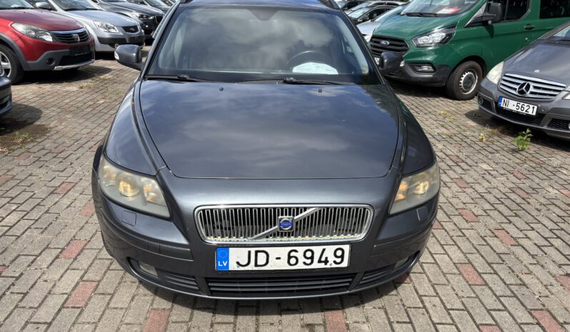 
								VOLVO V50 pilns									