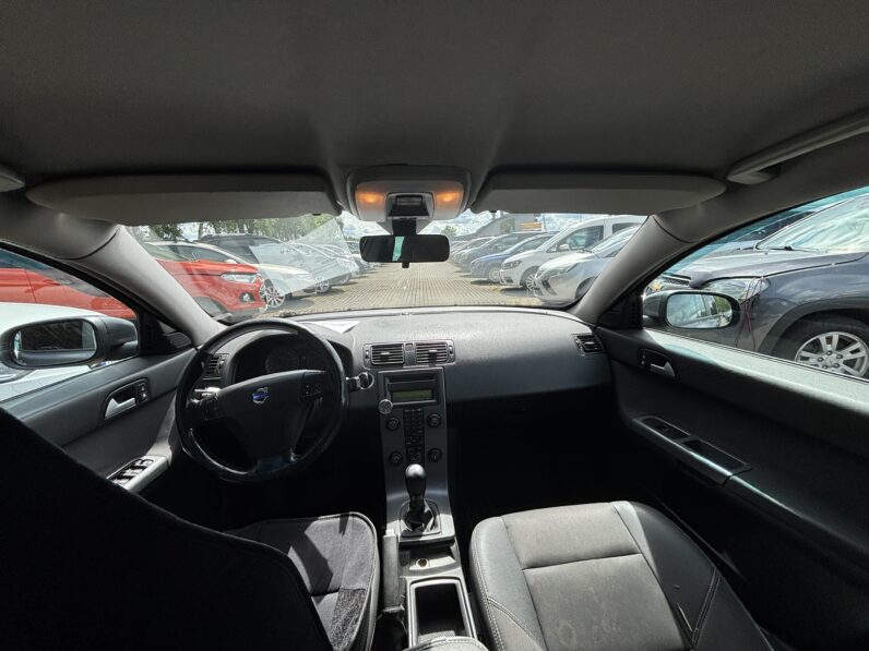 
								VOLVO V50 pilns									