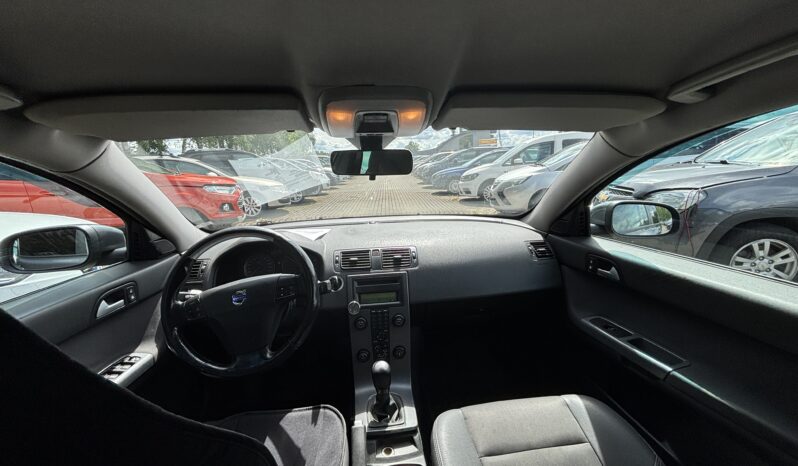 
								VOLVO V50 pilns									