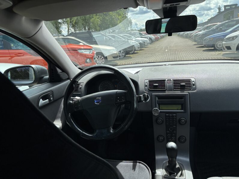 
								VOLVO V50 pilns									
