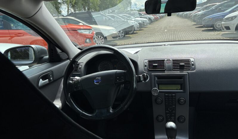 
								VOLVO V50 pilns									