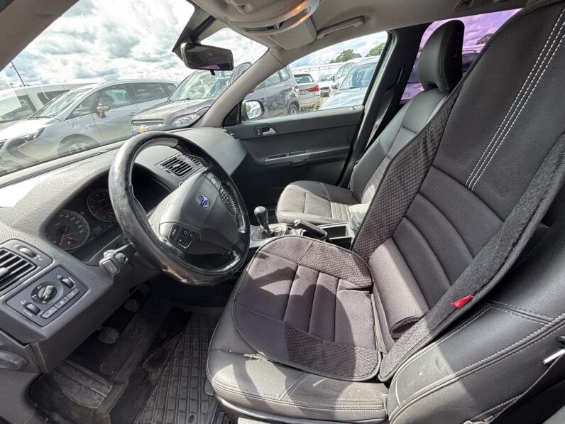 
								VOLVO V50 pilns									