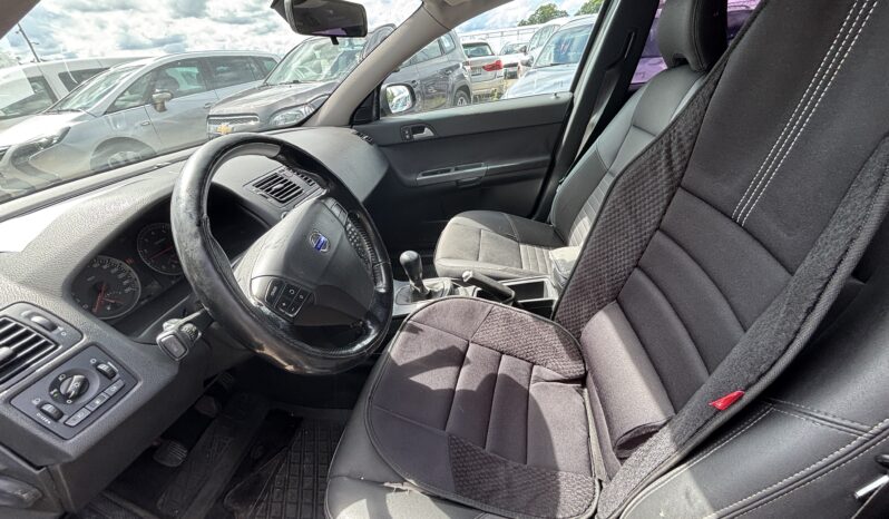 
								VOLVO V50 pilns									