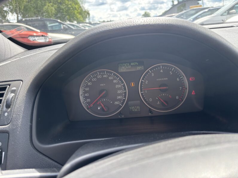 
								VOLVO V50 pilns									