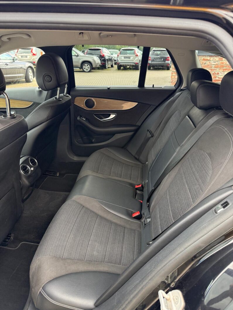 
								MB C220 pilns									