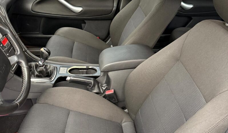 
								FORD MONDEO pilns									