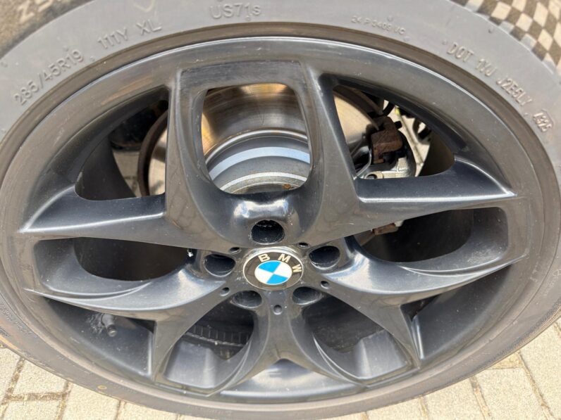 
								BMW X5 pilns									