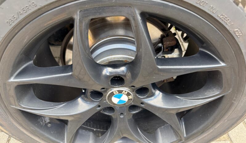 
								BMW X5 pilns									