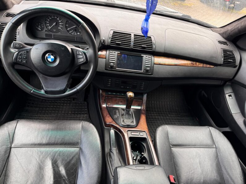 
								BMW X5 pilns									