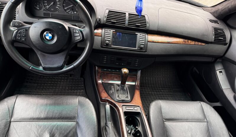 
								BMW X5 pilns									
