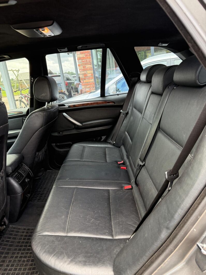 
								BMW X5 pilns									