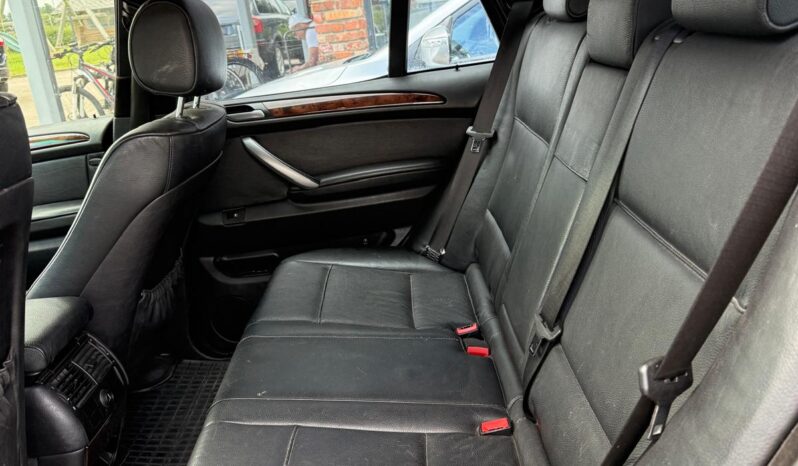 
								BMW X5 pilns									