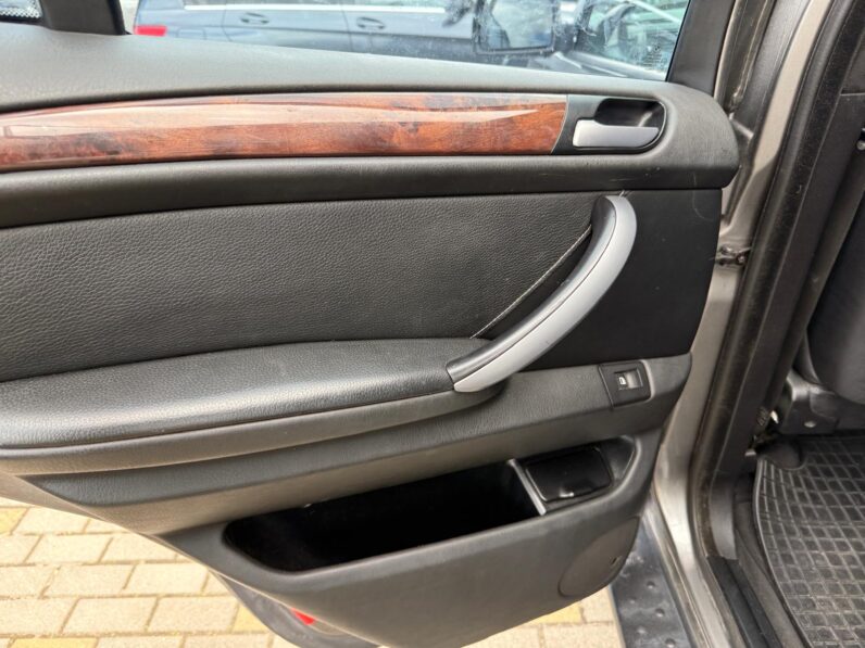 
								BMW X5 pilns									