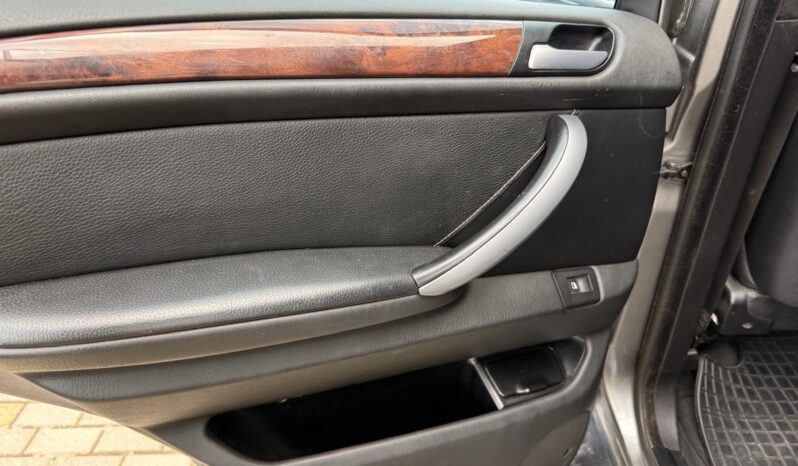 
								BMW X5 pilns									