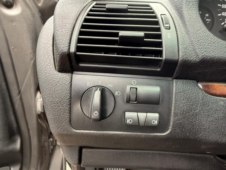 
								BMW X5 pilns									