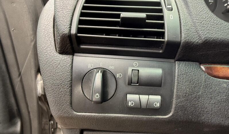 
								BMW X5 pilns									