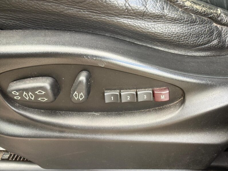 
								BMW X5 pilns									